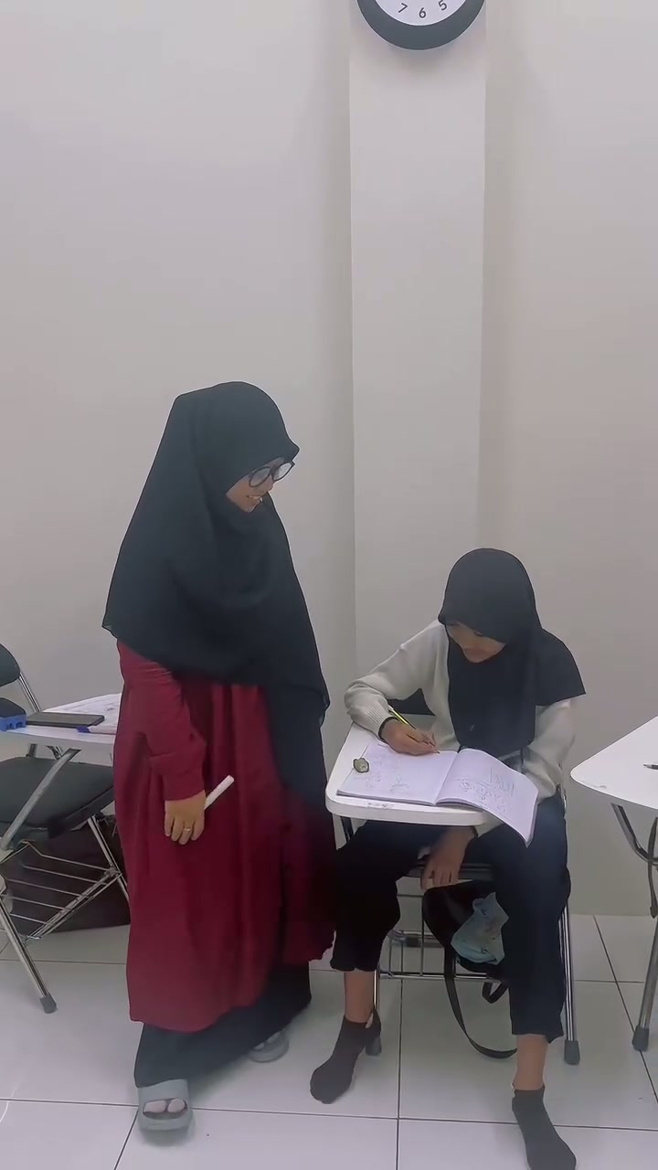 Pengajar Kaizen Stars mendampingi siswa memahami buku pelajarannya